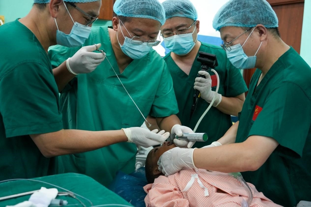 引起患兒窒息的異物被成功取出。中國援桑醫(yī)療隊(duì)供圖