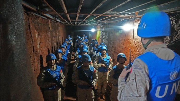 進入地下掩體隱蔽。王軍杰攝