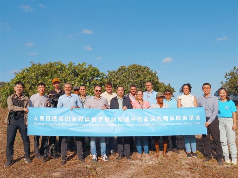 當(dāng)?shù)貢r間10月24日至25日，人民日報社攜手巴西主流媒體在巴西東北部北里奧格蘭德州開展聯(lián)合采訪，拉開了以“攜手推動構(gòu)建中巴命運共同體”為主題的人民日報和巴西媒體聯(lián)合采訪序幕。圖為參加聯(lián)合采訪的中巴兩國記者與受益于中國企業(yè)扶貧項目的若昂卡馬拉市民眾合影。 人民日報和巴西媒體聯(lián)合采訪團供圖
