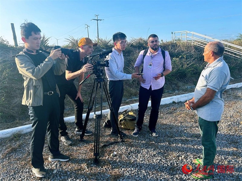 聯(lián)合采訪團正在采訪因苦咸水淡化項目受益的當(dāng)?shù)孛癖?。人民網(wǎng)記者 陳一鳴攝