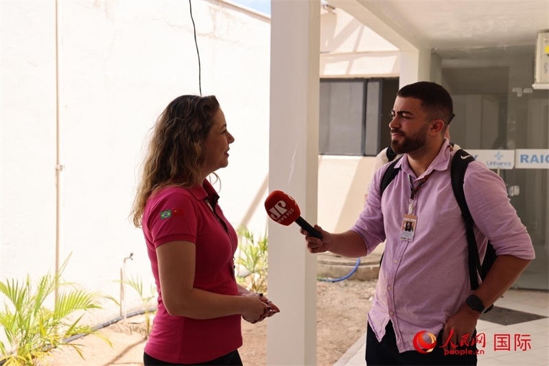 國網(wǎng)巴電文化中心負(fù)責(zé)人達(dá)尼埃拉·帕戈托接受參加聯(lián)合采訪團的巴西記者采訪。 人民網(wǎng)記者 時元皓攝