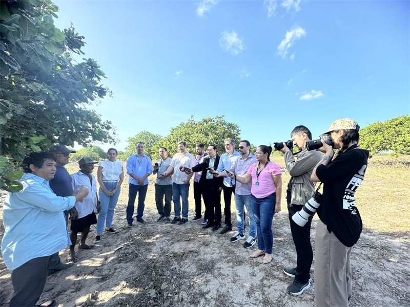 聯(lián)合采訪團正在采訪中國企業(yè)在若昂卡馬拉市的扶貧開放項目 。孫佳攝