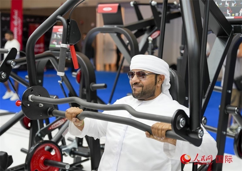 一名觀眾在體驗(yàn)健身器材。人民網(wǎng)中東中心分社塔里克·易卜拉欣攝