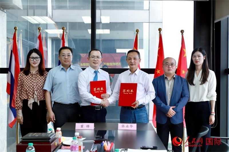 會(huì)談現(xiàn)場(chǎng)。左三為泰中僑商聯(lián)合會(huì)副主席董峰；右三為浙江大學(xué)光華法學(xué)院黨委書記張永華。人民網(wǎng)記者 簡(jiǎn)承淵攝