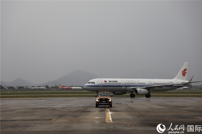 國(guó)航上?！觾?nèi)首班飛機(jī)抵達(dá)河內(nèi)內(nèi)排機(jī)場(chǎng)。人民網(wǎng)記者 楊曄攝