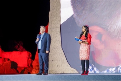 丹尼(左一)在“何以中國·五星出東方”網(wǎng)絡(luò)主題宣傳活動(dòng)現(xiàn)場演講。人民視頻供圖