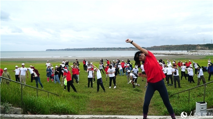 開跑前的熱身運(yùn)動。人民網(wǎng) 蔣曉辰攝