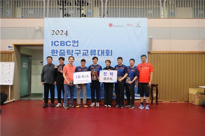 獲得第一名的隊(duì)伍與頒獎(jiǎng)嘉賓一起合影留念。首爾中國文化中心供圖