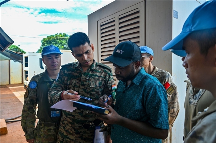核查發(fā)電設備。鄧原淘攝