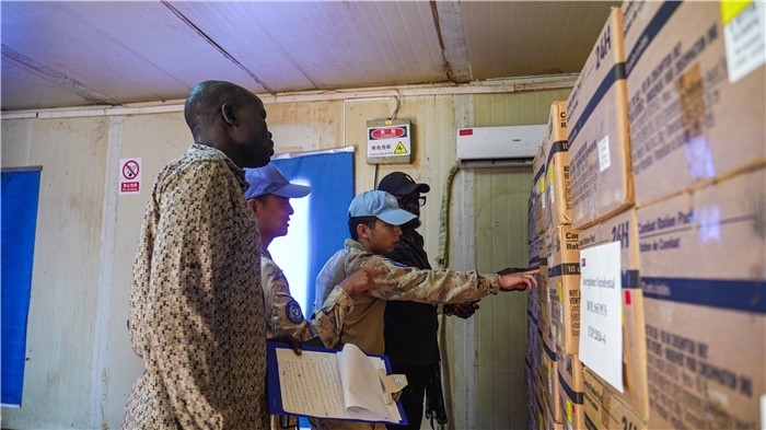 圖7.檢查給養(yǎng)物資。馬騫攝