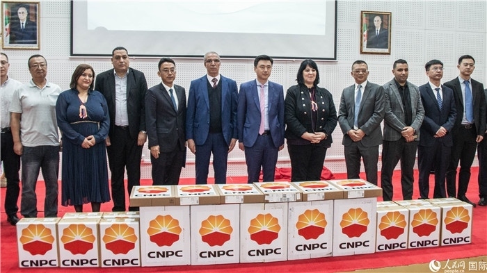 中企向阿爾及利亞大學(xué)捐贈(zèng)電教設(shè)備活動(dòng)現(xiàn)場。人民網(wǎng)記者 郝瑞敏攝