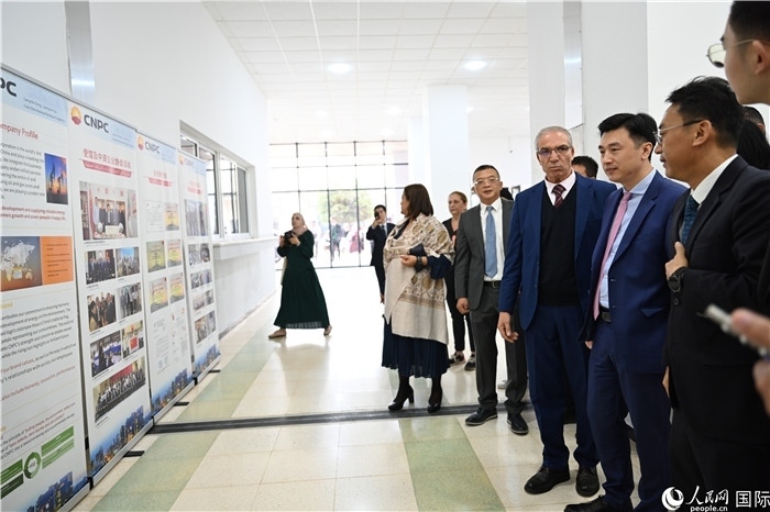 中企向阿爾及利亞大學(xué)捐贈(zèng)電教設(shè)備圖片展。人民網(wǎng)記者 郝瑞敏攝