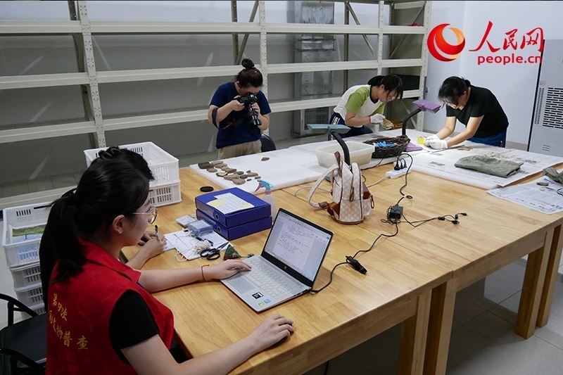 普查隊員們正在庫房內(nèi)工作。人民網(wǎng)記者 韋衍行攝