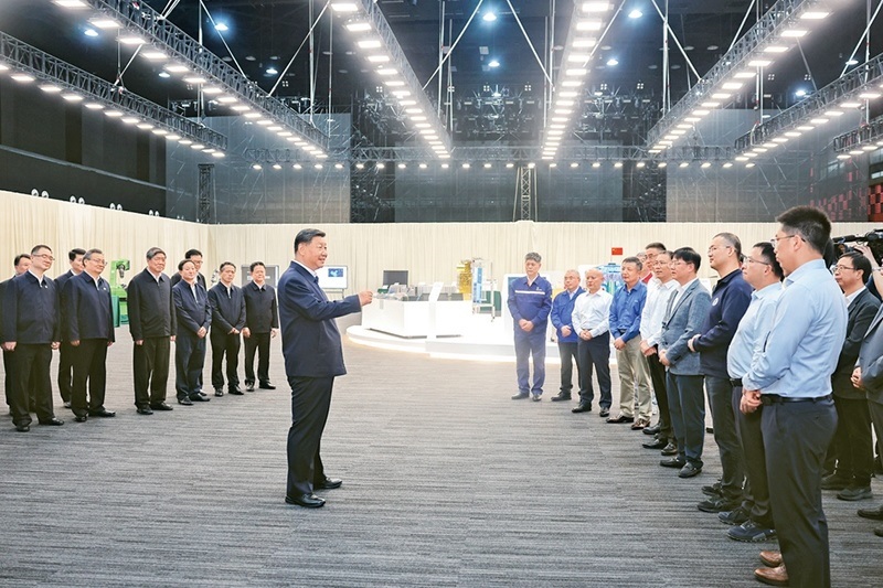 2024年10月17日至18日，中共中央總書記、國家主席、中央軍委主席習(xí)近平在安徽考察。這是17日下午，習(xí)近平在合肥濱湖科學(xué)城考察時，同現(xiàn)場科研人員和企業(yè)負(fù)責(zé)人親切交流。 新華社記者 鞠鵬/攝