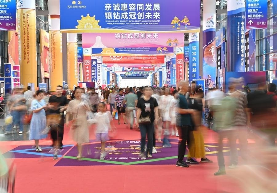 2024年9月28日，觀眾在廣西南寧市舉行的第21屆中國—東盟博覽會上參觀。新華社記者 周華 攝