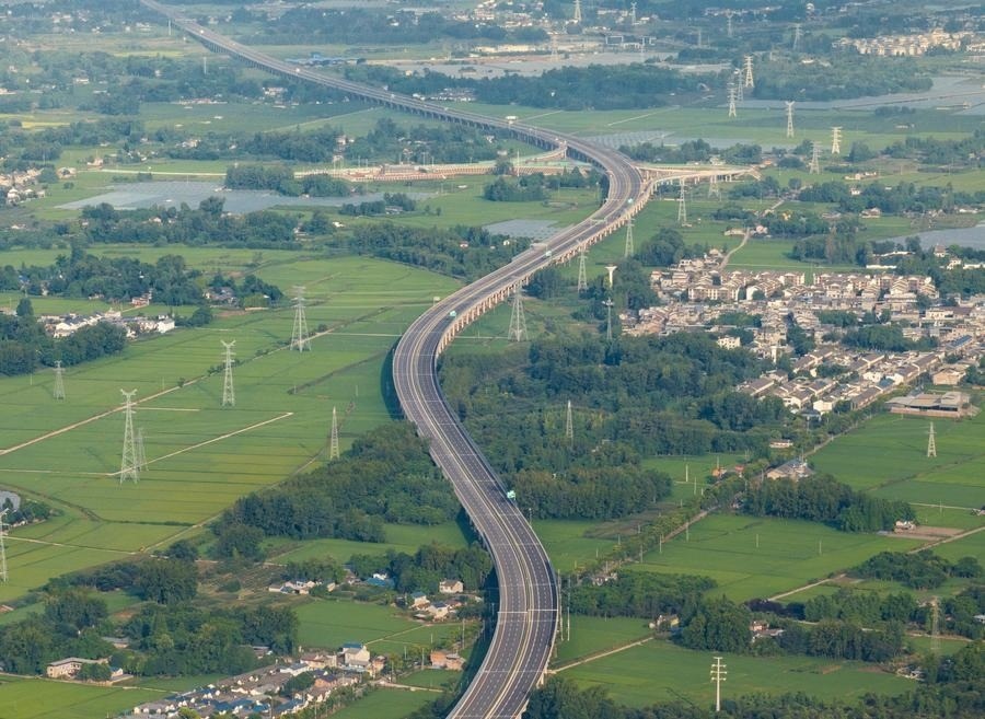 俯瞰四川天府新區(qū)至邛崍高速公路一角（2024年7月2日攝，無人機照片）。新華社記者 江宏景 攝