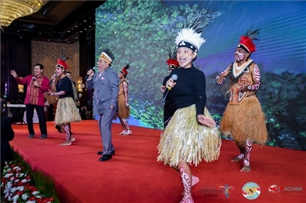 山東濟(jì)寧職業(yè)技術(shù)學(xué)校印尼巴布亞留學(xué)生演唱與大使一起演唱巴布亞傳統(tǒng)歌曲。印尼駐華大使館供圖