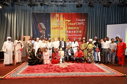 選手、評(píng)委、組委會(huì)工作人員共同與頒獎(jiǎng)嘉賓合影。中國(guó)石油非洲公司供圖