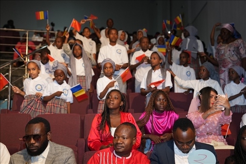 現(xiàn)場(chǎng)觀眾與決賽選手熱情互動(dòng)。中國(guó)石油非洲公司供圖