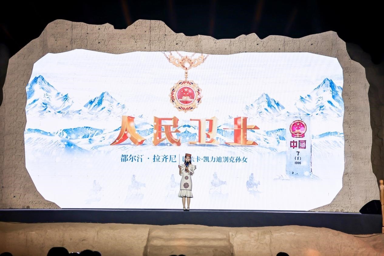 都爾汗·拉齊尼在“何以中國·五星出東方”網(wǎng)絡(luò)主題宣傳活動現(xiàn)場演講。人民視頻供圖