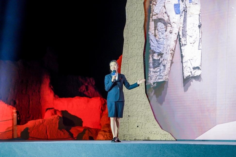 顧晨葉在“何以中國·五星出東方”網(wǎng)絡(luò)主題宣傳活動現(xiàn)場演講。人民視頻供圖