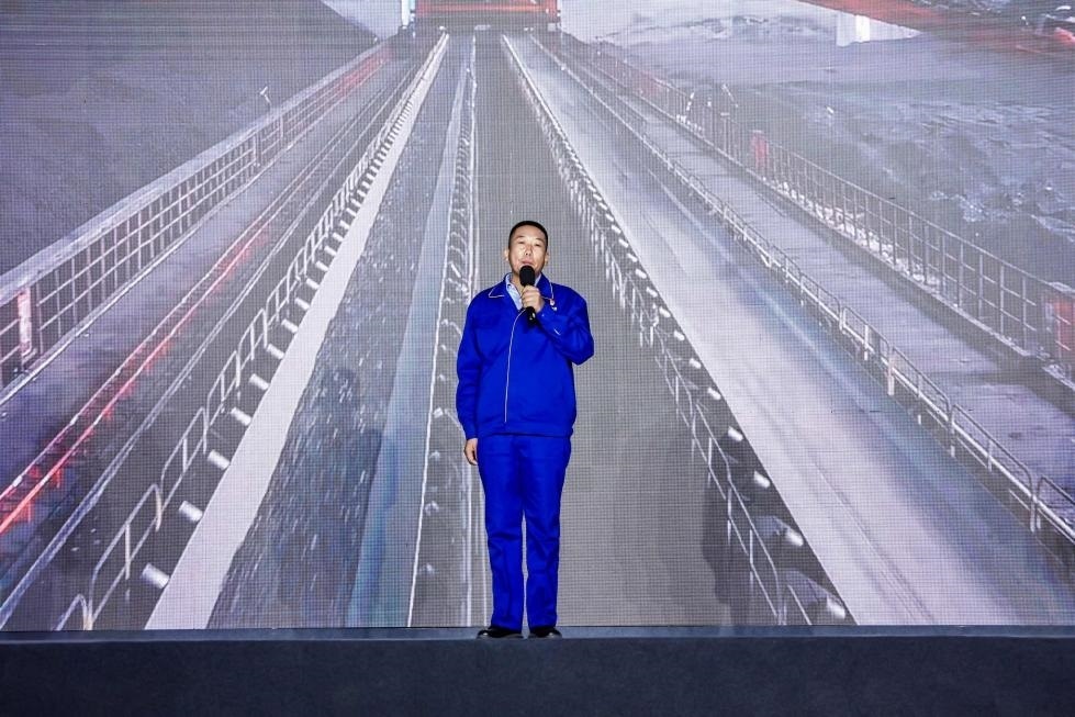 邵旭鵬在“何以中國·五星出東方”網(wǎng)絡(luò)主題宣傳活動現(xiàn)場演講。人民視頻供圖