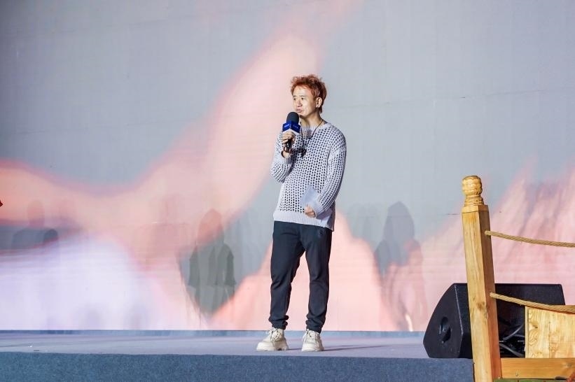 安鐘旭在“何以中國·五星出東方”網(wǎng)絡(luò)主題宣傳活動現(xiàn)場演講。人民視頻供圖