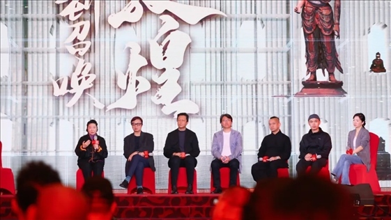 《受到召喚·敦煌》眾主創(chuàng)現(xiàn)場分享創(chuàng)作故事。主辦方供圖