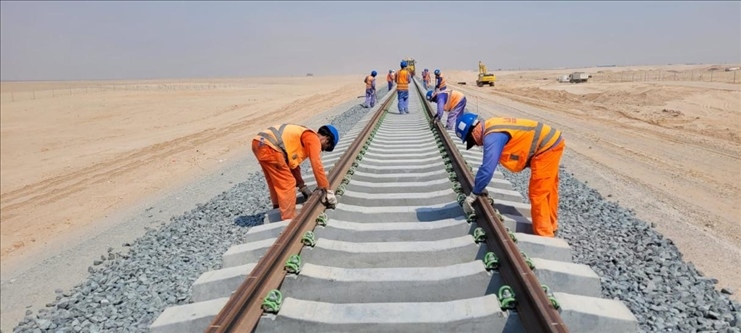 阿提哈德鐵路二期A標(biāo)項目施工中。中建中東供圖