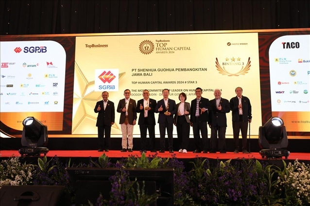 國能印尼爪哇發(fā)電公司董事長趙志剛（左四）與其他獲獎?wù)吆嫌?。國能印尼爪哇發(fā)電公司供圖