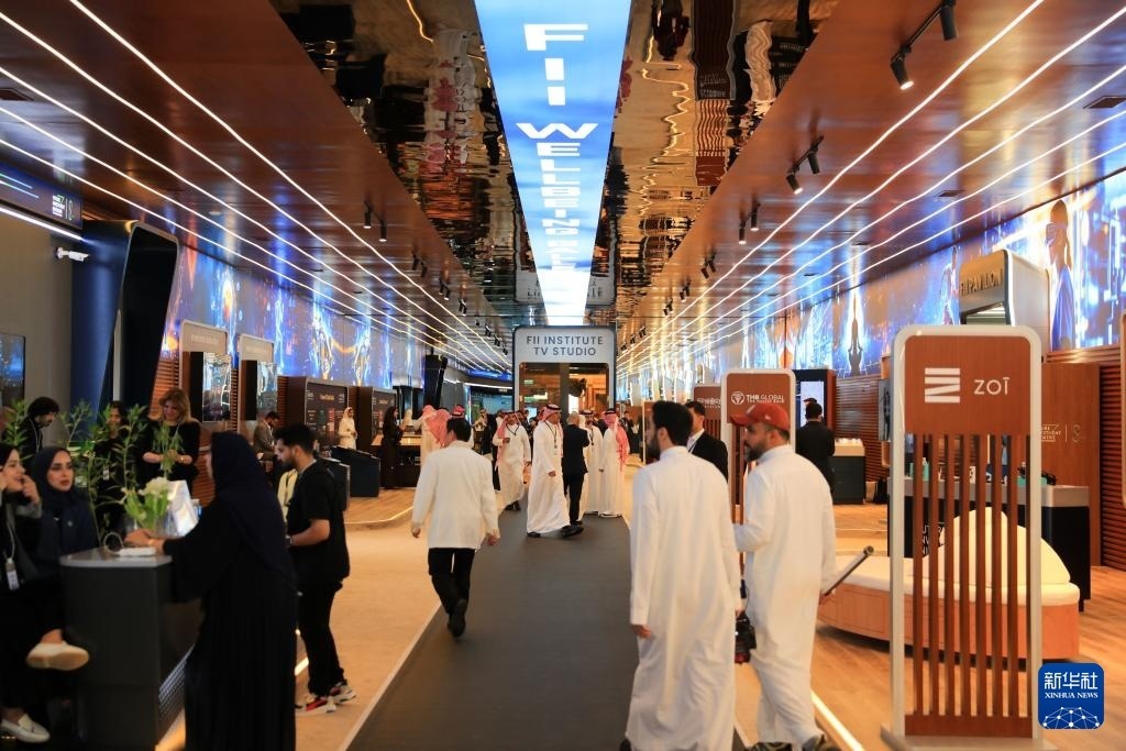 10月31日，在沙特阿拉伯首都利雅得，人們參加第八屆沙特“未來投資倡議”大會(huì)。新華社記者 隋先凱 攝