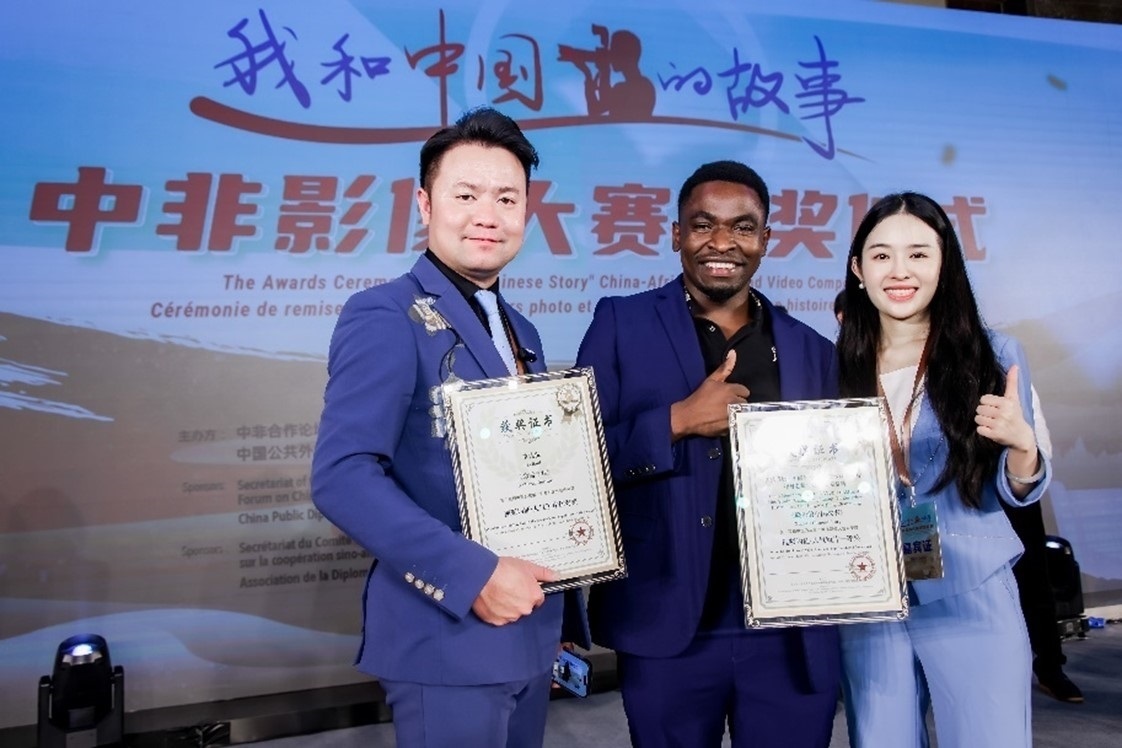 王曉樂（中）與其他嘉賓合影。主辦方供圖