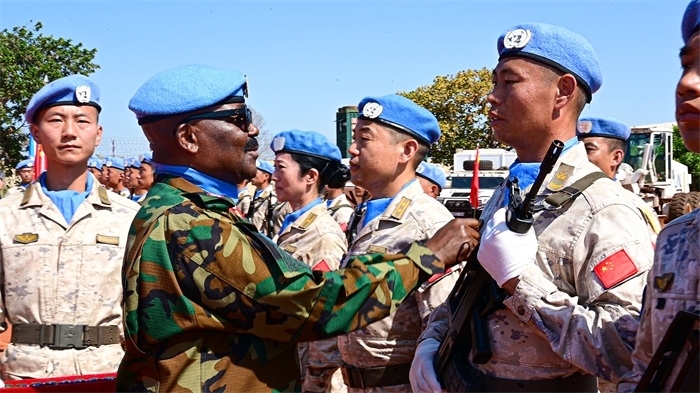 聯(lián)南蘇團(tuán)西戰(zhàn)區(qū)司令多米尼克準(zhǔn)將為維和官兵授勛。孫千攝