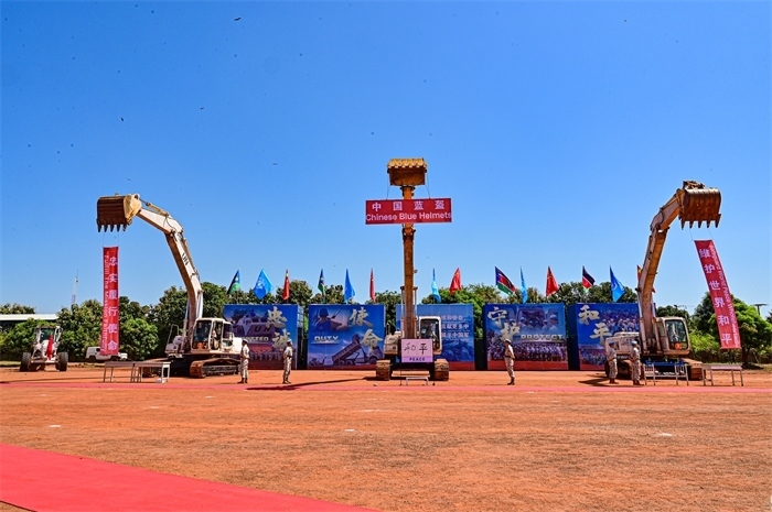 工程機(jī)械特技展示。王軍杰攝