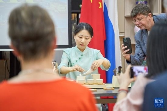 這是11月2日在俄羅斯符拉迪沃斯托克的活動(dòng)現(xiàn)場拍攝的茶藝表演。新華社發(fā)（郭飛洲攝）