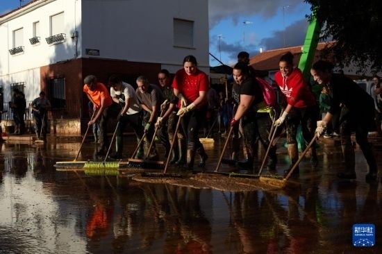 11月2日，居民在西班牙烏鐵爾清理房屋。新華社記者 孟鼎博 攝