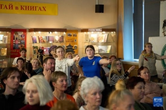 11月2日，來賓在俄羅斯符拉迪沃斯托克的活動(dòng)現(xiàn)場模仿八段錦的動(dòng)作。新華社發(fā)（郭飛洲攝）