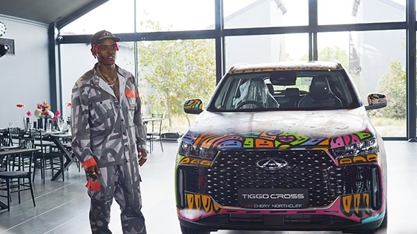 Samurai Farai和其汽車噴繪作品。人民網(wǎng) 張茜攝