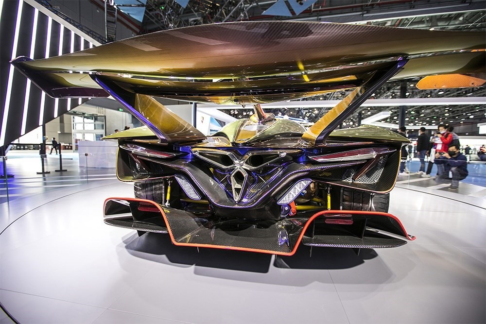 2020年11月5日，上海，來自德國(guó)的全球首款全碳纖維跑車亮相進(jìn)博會(huì)。該車總重量只有1250KG。