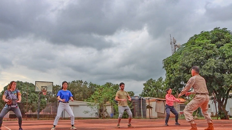 認(rèn)真學(xué)習(xí)動作。孫亞斌 攝