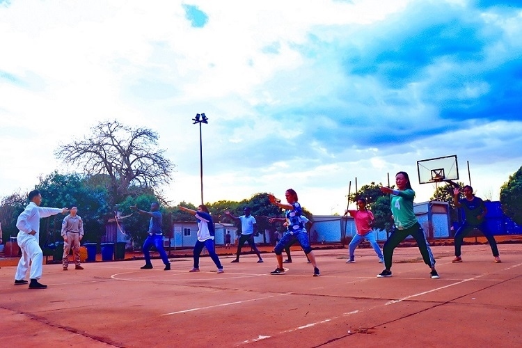 示范標(biāo)準(zhǔn)動作。鄧原淘攝