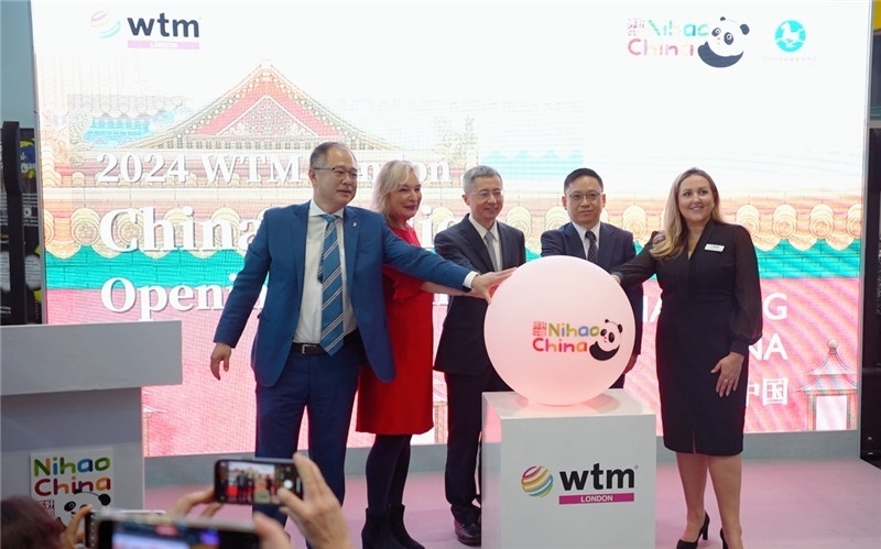 中外嘉賓為中國(guó)館開(kāi)幕點(diǎn)亮水晶球。吳若鳴攝