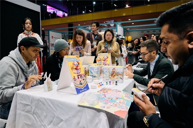 觀眾參加“兔兒爺”手工坊。楊浩鵬攝