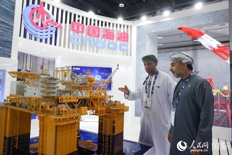 觀眾在中國(guó)海油展臺(tái)參觀。人民網(wǎng)記者 任皓宇攝