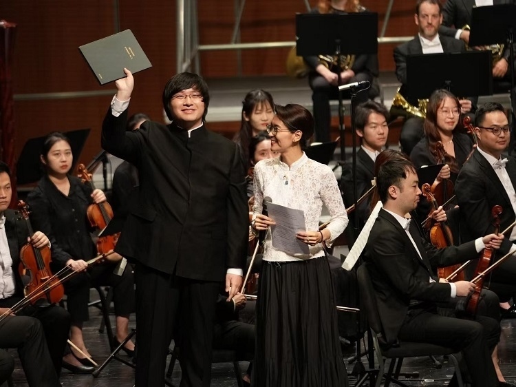 小澤征良向俞潞贈(zèng)送小澤征爾使用過的《第五交響曲》樂譜。演出方供圖