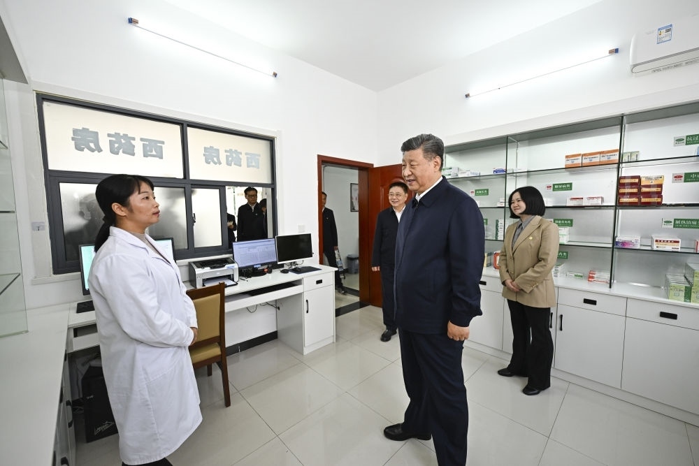 2024年11月5日，習近平在湖北省咸寧市嘉魚縣潘家灣鎮(zhèn)四邑村衛(wèi)生室考察。習近平指出：“要進一步加強黨建引領，抓住‘一老一小’這個重點，更加精準有效地為群眾排憂解難?！? width=