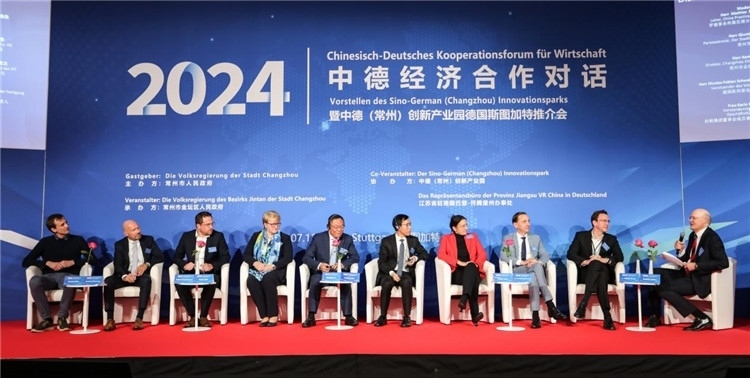 與會(huì)嘉賓在現(xiàn)場(chǎng)交流。主辦方供圖