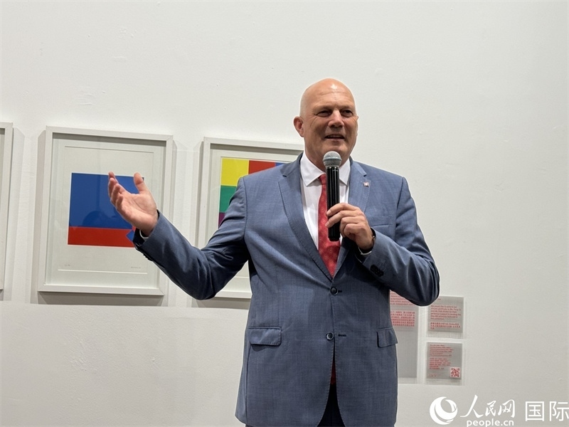 11月8日，瑞士駐華大使白瑞誼在“瑞士經(jīng)典設(shè)計(jì)展”開(kāi)幕式上發(fā)表致辭。（人民網(wǎng) 謝瑩攝）