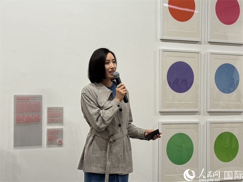 11月8日，今日美術(shù)館館長(zhǎng)張然在“瑞士經(jīng)典設(shè)計(jì)展”開(kāi)幕式上發(fā)表致辭。（人民網(wǎng) 謝瑩攝）