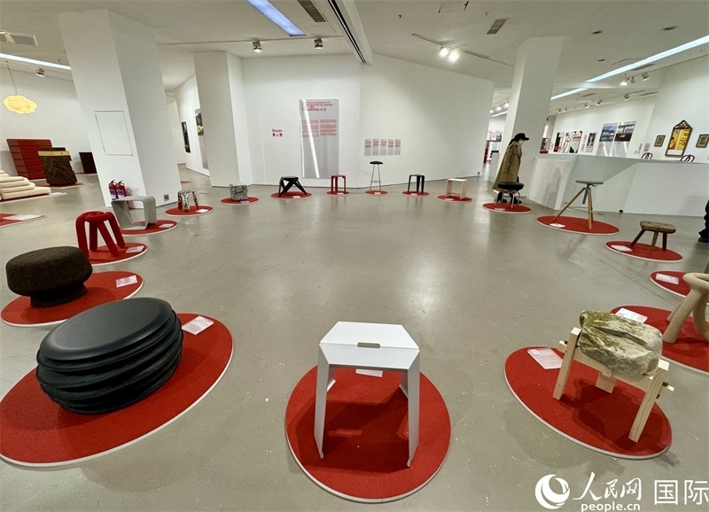 11月8日，瑞士經(jīng)典設(shè)計(jì)展現(xiàn)場(chǎng)。（人民網(wǎng) 謝瑩攝）